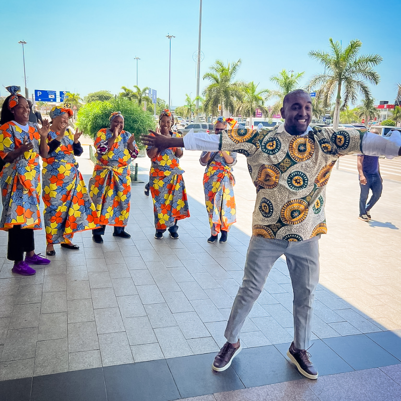 #Angolan people in pictures 🙆‍♂️🇦🇴⁠
1. Defania, #Couchsurfing host in #Luanda⁠
2. Moped in front of epic #streetart
3. Welcome dancers at #LuandaAirport⁠
⁠
polarsteps.com/AdrianSameli/1…
⁠
#asabbatical #sabbatical #peopleoftheworld #angolana #africangirl