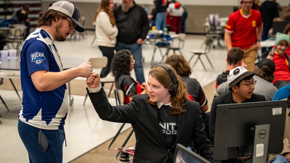 Hawks volunteered at the <a href="/IHSA_IL/">Illinois High School Association #IHSA</a> Esports Sectional helping setup hardware, officiate games, check-in, stream, and coach local teams.

They also had a student ran recruitment table to find future <a href="/NJCAAe/">NJCAA Esports</a> athletes!

<a href="/Heartland_CC/">Heartland Community College</a> Esports has volunteered over 300hrs+.