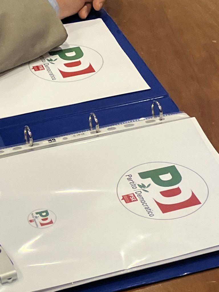 Certo, un logo politico con UN SOLO simbolo di partito, la chiara appartenenza politica europea, senza fronzoli e pochette è più unico che raro In Italia ormai vanno di moda accozzaglie polimorfe e hashtag buttati a caso #Schlein