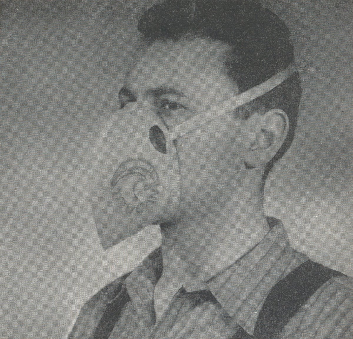 Masque “Le Toucan” mis au point par la Société d'Exploitation des Plastiques dans les années 1950. Fourni parfois aux agents de conduite vapeur par la SNCF pour la prévention du risque d’asphyxie dans les tunnels mal ventilés. Original à défaut d'être efficace...