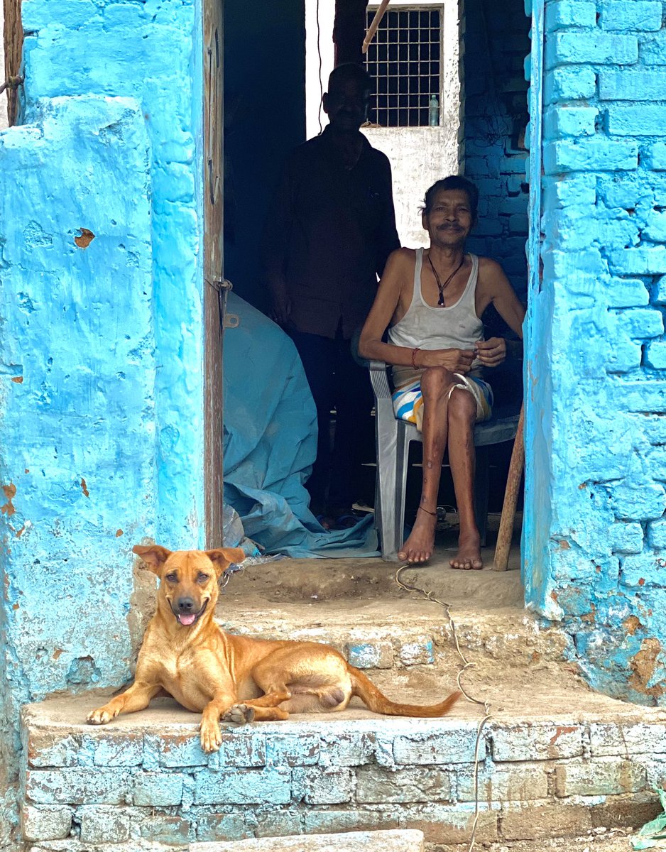 iamAuthorMaya's tweet photo. The man and the friend…
Who’s posing better ? 

#streetphotography https://t.co/7PdKSYZ0sl