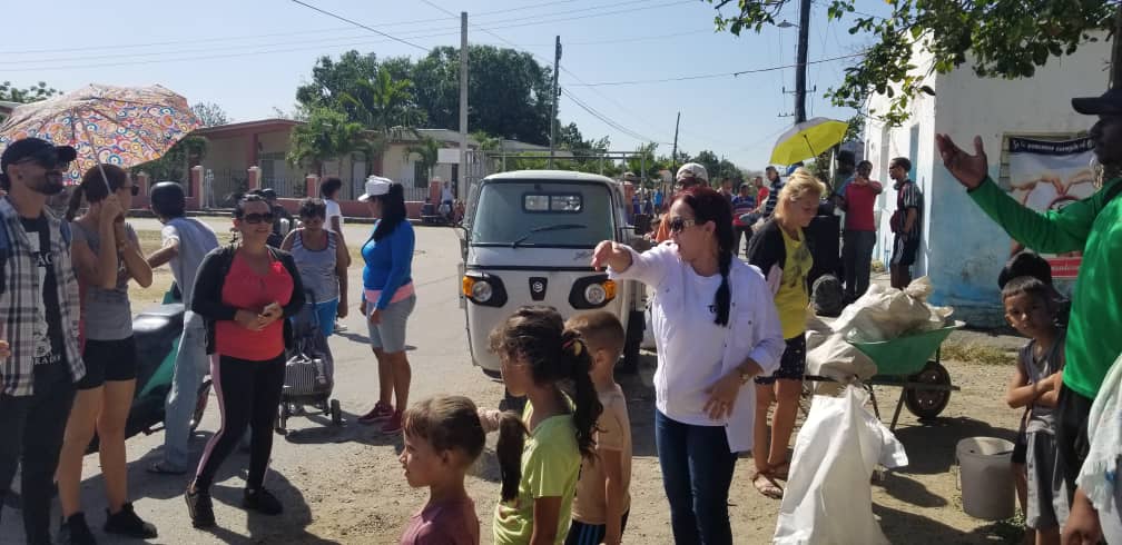 Continúan los #CDRCienfuegos Activando los Minifestival de Materias Primas desde el Barrio. Aquí en el Consejo Popular Caunao, Los Tanques de las zonas #202,232 y 114, y los CDR Infantil con iniciativas porque ellos son #GenteQueSuma #UnidosXlaPatria #CienfuegosXMasVictorias