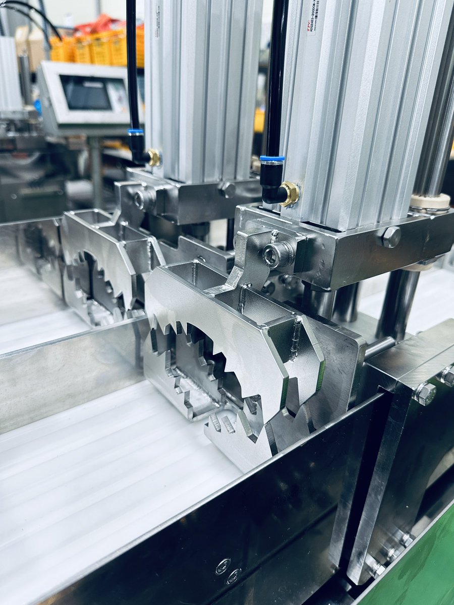 Food_machin's tweet image. Newly developed bone cutting clamp system for ORION-Xp, Automated bone saw SRS380. This has been designed specially for hard bone cutting such as Beef leg bones. #bonesaw #meatsaw #meatmachine #bonecutter #bonecutting #Orion-xp #SRS380