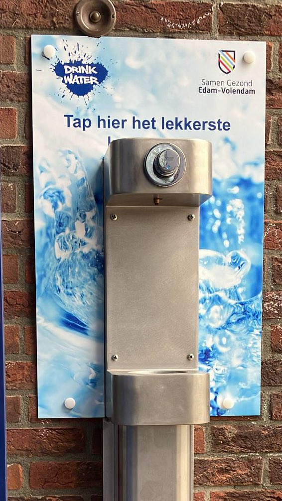 Wist je dat ook #Gemeente Edam-Volendam is overgestapt op de watertappunten van KWTP? Geweldig toch? 😁

#onderwijs #gezondeschool #jogg #edam #volendam #kraanwater #watertappunt #scholen #duurzaam #gezondeleefstijl #drinkwater