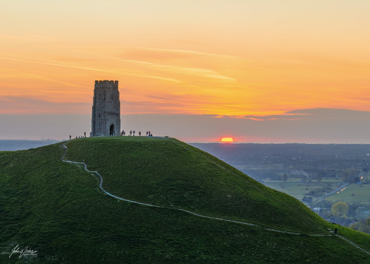 Glastonbury Tor.
Slight variation on yesterdays sunset picture.
On this one, you can see Hinkley Point and the Bristol channel on the horizon

@ITVCharlieP @BBCBristol @TravelSomerset #ThePhotoHour #Somerset @VisitSomerset @bbcsomerset #Sunset #Glastonburytor @PanoPhotos