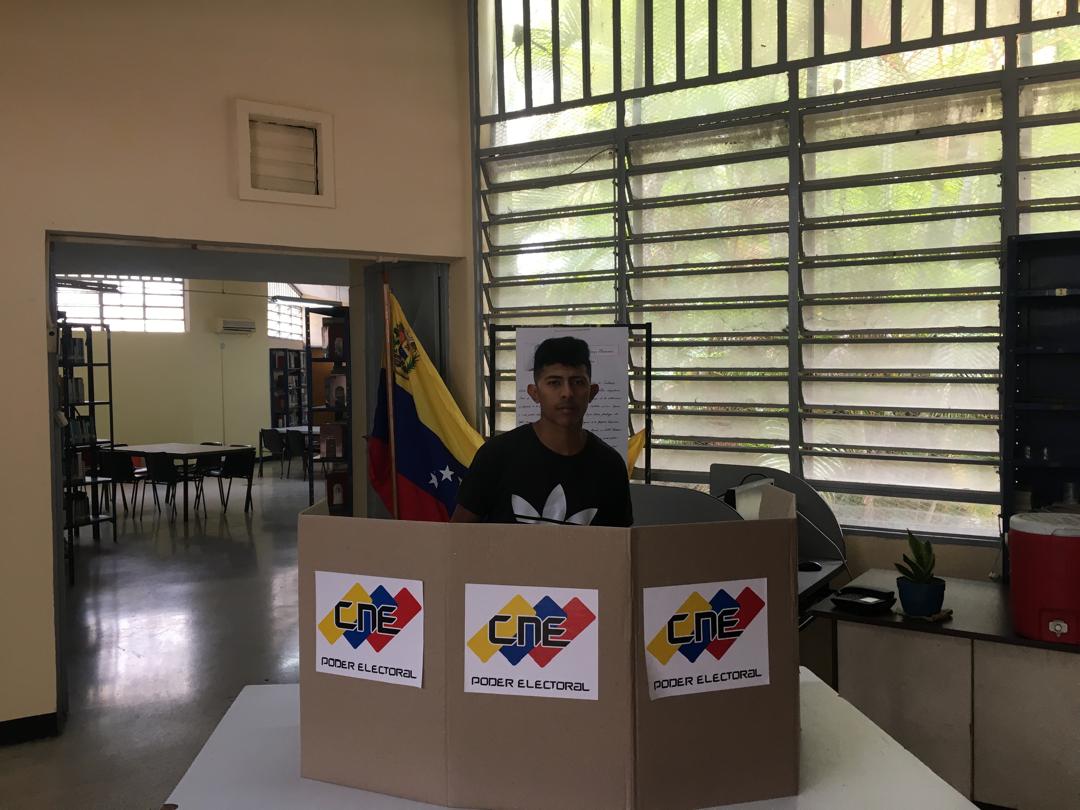 gestionsINN's tweet photo. El Poder Popular vota por un proyecto que beneficia directamente a su comunidad. Democracia participativa y protagónica @InnVenezuela #BloqueaElBloqueo https://t.co/h01kzVWpcV
