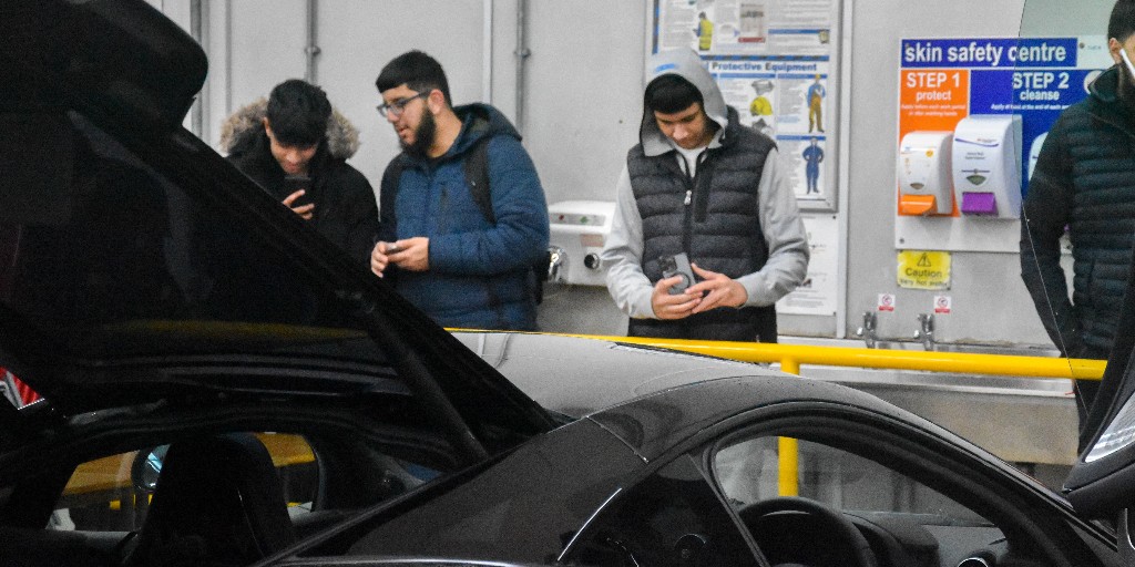 🏎 | Motor vehicle students were able to shake off any potential Monday blues with a visit from McLaren, Leeds at Bowling Back Lane today! 👉 | For opportunities like this, check out our motor vehicle courses here: bradfordcollege.ac.uk/courses/?area=… #WorkingTogether #TransformingLives