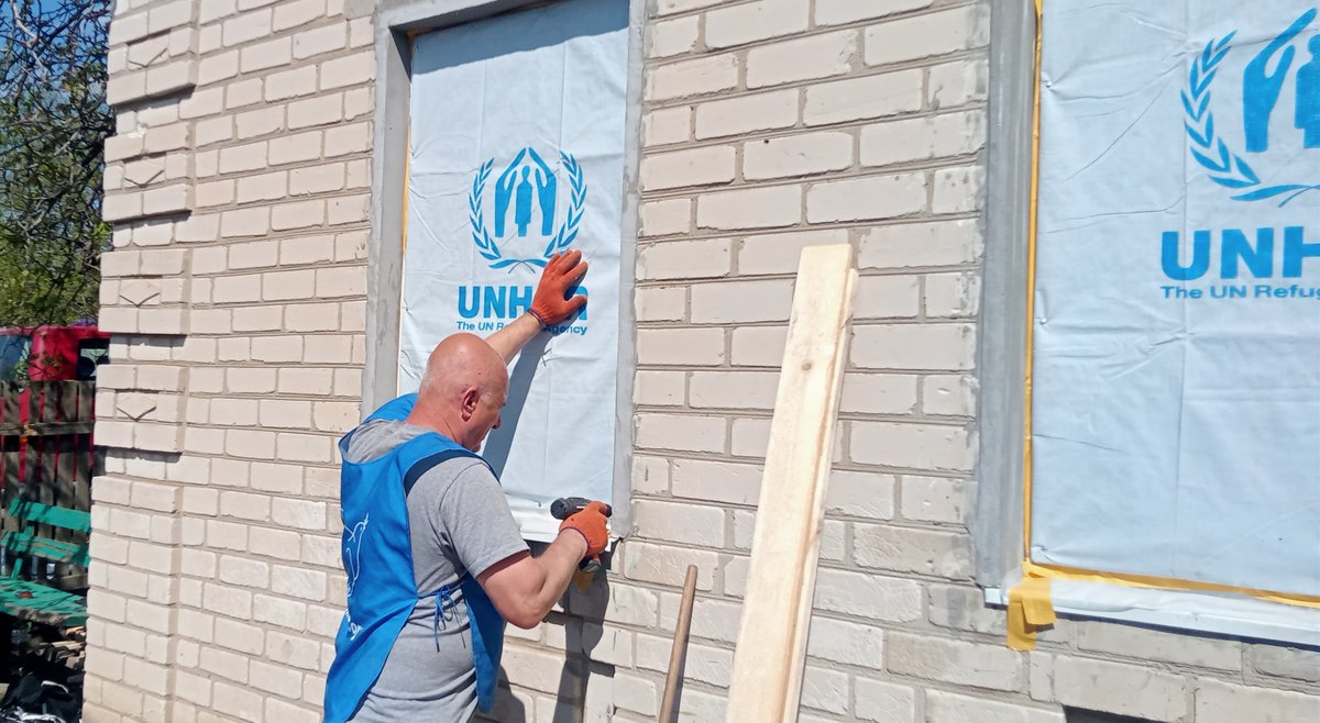 One more city in the Dnipro region, Synelnykove🇺🇦, suffered from a Russian missile attack, which claimed lives, injured people & damaged 170+ homes. UNHCR's partner @MissionProliska visited affected families w/emergency repair materials to help them cover damaged windows & doors.