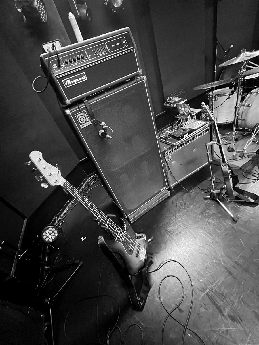ET_issei's tweet photo. 久しぶりの新井さんソロのサポートでした🤘
めっちゃ楽しく演奏できたので満足！🏋️‍♀️

また宜しくお願いします👽 https://t.co/zkmpcLh3A7