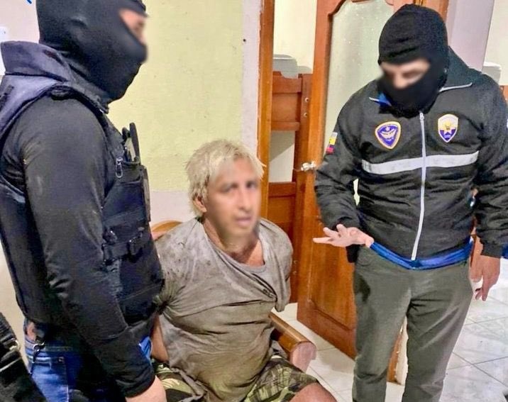 TC televisión publica un titular de la captura de Colon Pico con una foto alterada digitalmente para implantar una imagen de Correa en la casa de este criminal. Ya ven porque hay que ponerle una ley de comunicación a estas alcantarillas que llenan de odio con mentiras a la gente?