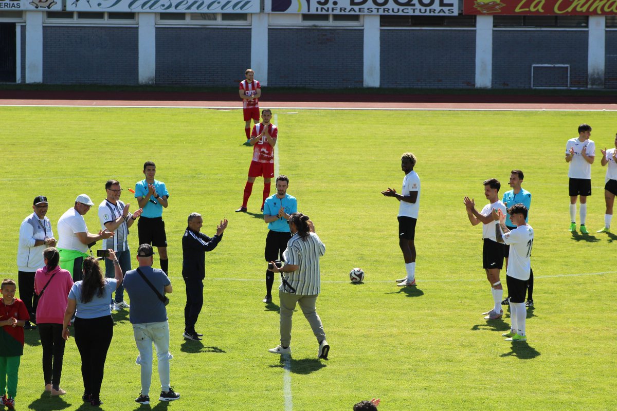 UPPlasencia_'s tweet photo. El รบltimo partido de la temporada se iniciรณ con el saque de honor realizado por Domingo que deja de colaborar con el club despuรฉs de mรกs de 10 aรฑos.
#SentimientoUPP https://t.co/TPifkoiVGD