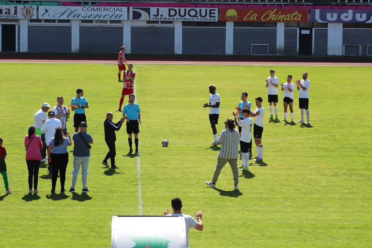 UPPlasencia_'s tweet photo. El รบltimo partido de la temporada se iniciรณ con el saque de honor realizado por Domingo que deja de colaborar con el club despuรฉs de mรกs de 10 aรฑos.
#SentimientoUPP https://t.co/TPifkoiVGD