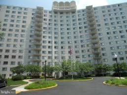 <a href="/DavidPazos15/">Pazos<a href="/mcfrs/">MontgomeryCo(MD)Fire</a>PIO</a> <a href="/mcfrs/">MontgomeryCo(MD)Fire</a> Update - Oakleaf Dr, fire in hallway wall, 19th fl, extended to nearby Apt. 1 family displaced. No injuries NOTE: No working elevators; @mcfrs PE712, PE716, T716, PE724, PE715, PE719, AT724, AT715, RS715, A712, BC701, BC704, RS742, T834P, M712 &amp; others responded