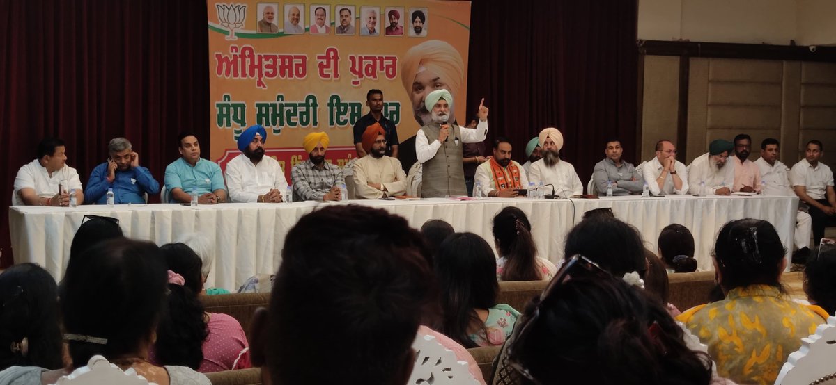 Interaction with the hardworking @BJP4Punjab workers in #Amritsar. Discussed our shared vision for the holistic development of our holy city and @BJP4India’s ethos of #SabkaSaathSabkaVikas.