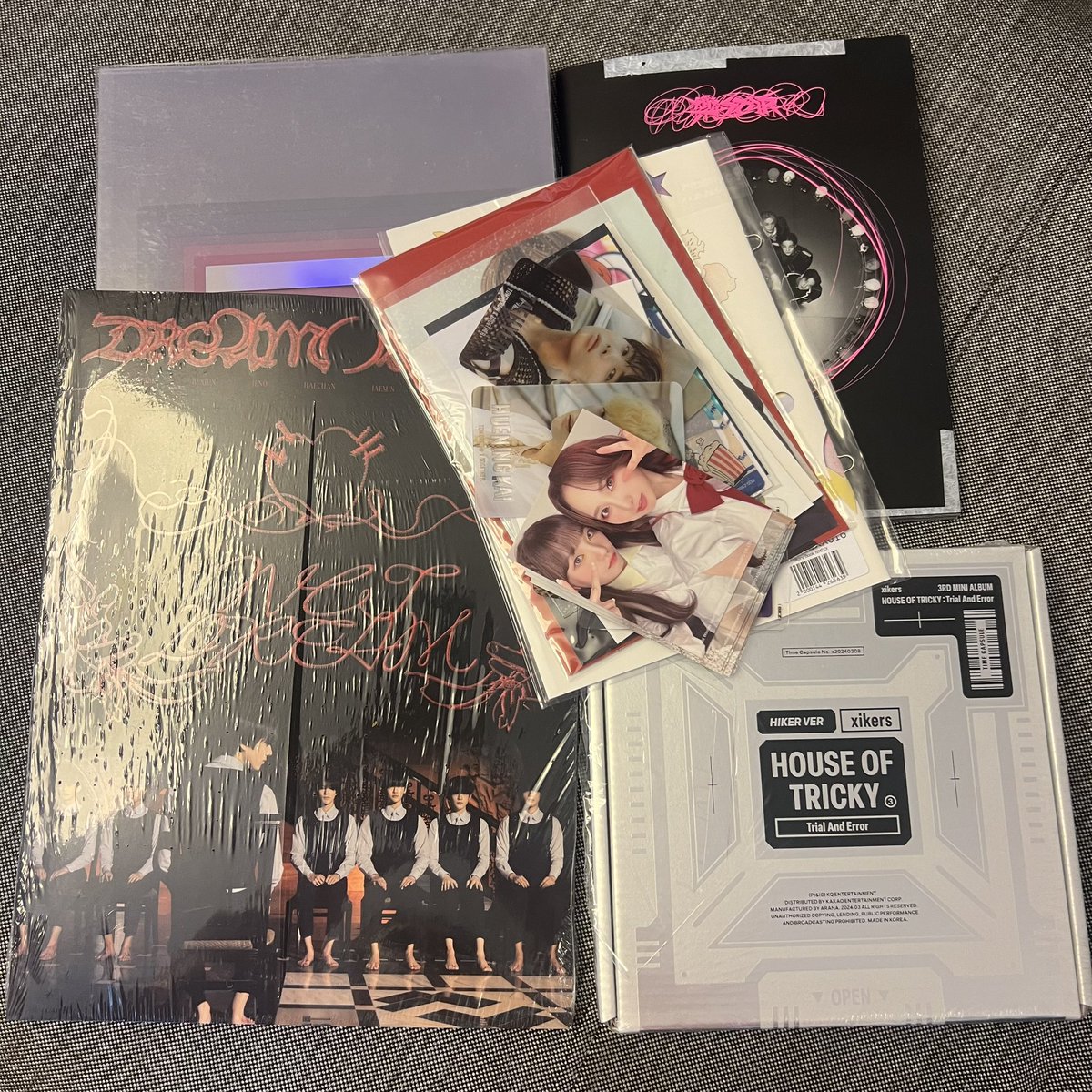 SklepKpopowy's tweet photo. Wyciągneliśmy z naszej skrzyni kilka albumów, które niestety do sprzedaży się nie nadają, w związku z tym!

Dwie osoby wygrają dwie paczuszki z czymś na kształt naszych Mystery Boxów 🤗

Wystarczy dać tutaj RT i napisać w odpowiedzi „Biorę udział”, a my 28.04 wybierzemy 2 osoby! https://t.co/rIbzNIN8b8