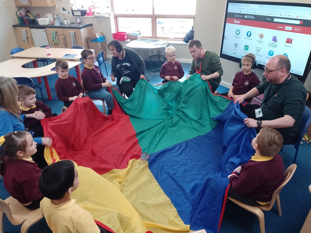 In #Leopardsclass2023 this week we have been exploring the parachute and moving in time to music during our therapeutic music session with Gav #expressivearts #musiclesson