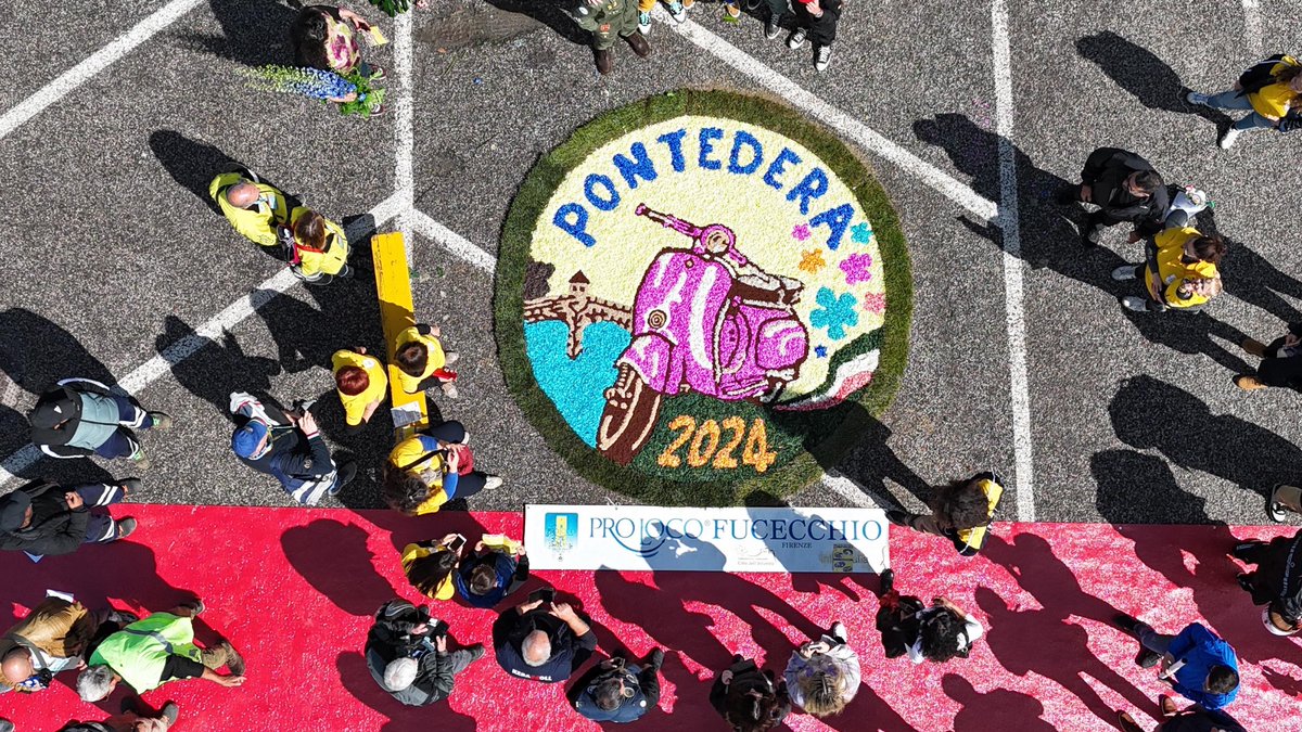 infioratafucecc's tweet photo. Infiorata realizzato dagli infioratori della pro loco di Fucecchio per i Vespa world days 2024 #infiorata #infioratafucecchio https://t.co/fci8EwnQ2J