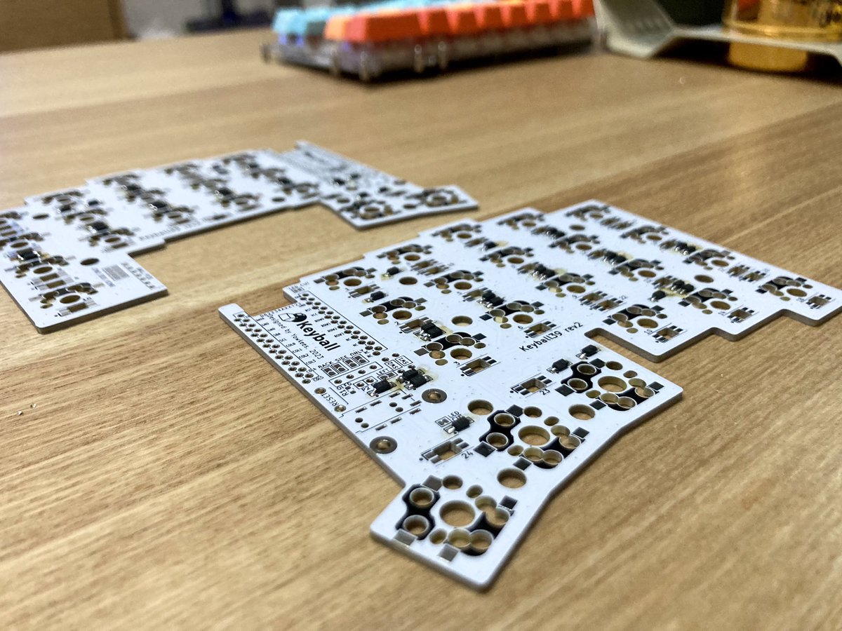 ____manam____'s tweet photo. Keyball39 実装1日目
ダイオード45個を PCB にはんだ付け完了
むずかしい…..😭
#自作キーボード #keyball https://t.co/8mQ7YbkHe4