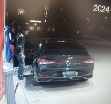 #CWoodOPP are looking for the public's help IDing the individual who drove away from a gas station in Collingwood without paying last night. The suspect covered his lic plate before attending the gas station.  Anyone with info can call #OPP (705)445-4321 or Crime Stoppers ^tm