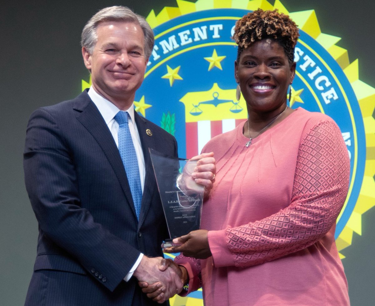 @FBIAtlanta congratulations the L.E.A.D. Center for Youth on receiving the #FBI Director's Community Leadership Award Friday from Director Wray. Kelli Stewart accepted the award in D.C. Read more about L.E.A.D.'s program in Atlanta at: fbi.gov/how-we-can-hel…