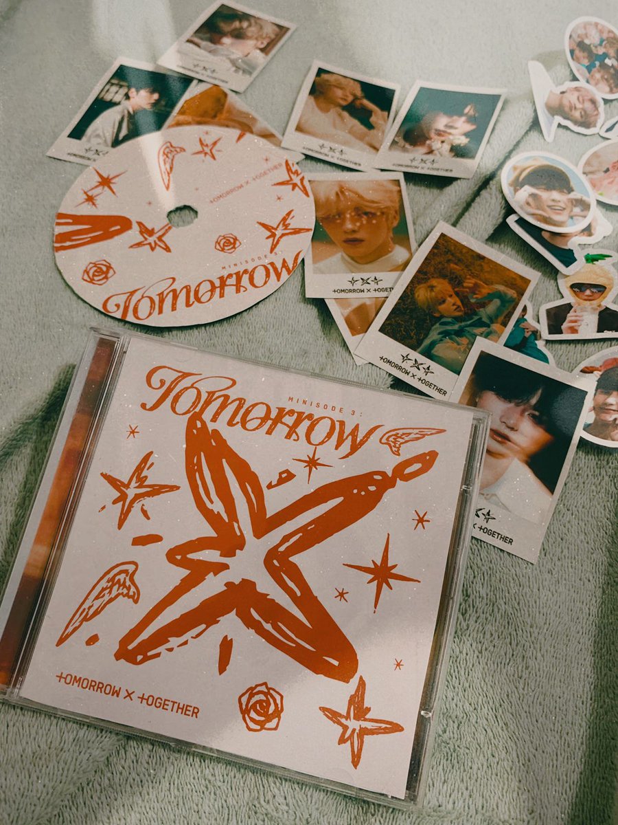 PlimioStore's tweet image. Olá! Estou precisando de dinheiro e estou montando uma lojinha com CDs e mimos personalizados. Aceito pedidos de qualquer grupo, banda ou artista. 

Qualquer pedido custa 25R$ e acompanha o CD com caixa todo personalizado + 9 polaroids em Alta Qualidade e 12 figurinhas adesivas.