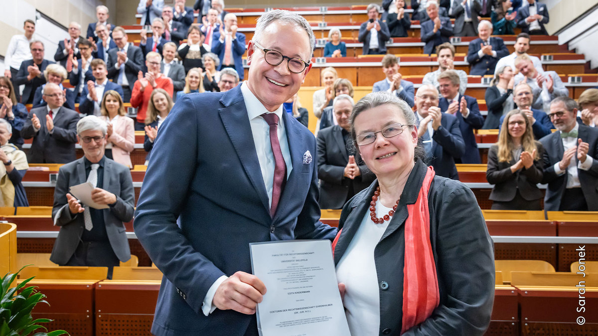 Die Fakultät für #Rechtswissenschaft @unibielefeld verleiht Edith Kindermann, Präsidentin des @anwaltverein, die Ehrendoktorwürde für ihr Engagement für eine sachgerechte juristische Ausbildung und unermüdlichen Einsatz für den Anwaltsberuf. aktuell.uni-bielefeld.de/2024/04/22/ehr…