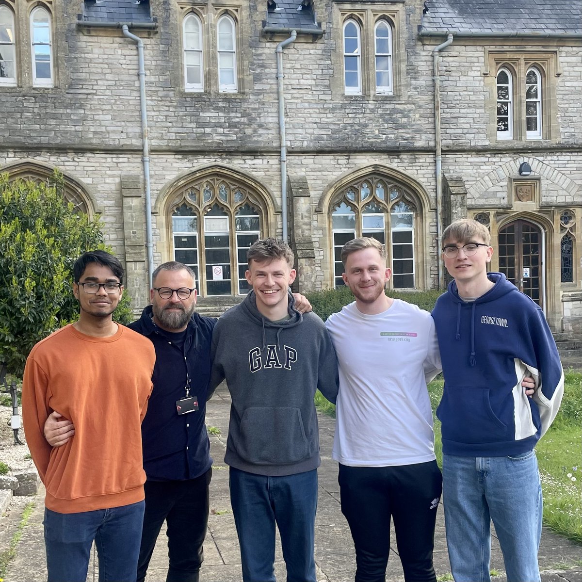 🧵The full crew of our Pompey MSc Analysis placement students on campus after the winning the league. 

#1stTeamAnalyst Mahrus Ahmed & Joe Hill
#RecruitmentAnalyst Haydn Thomas
#AcademyAnalyst Lewis Slaughter

Looking fwd to sharing their insights via @UOCAnalysis platforms soon