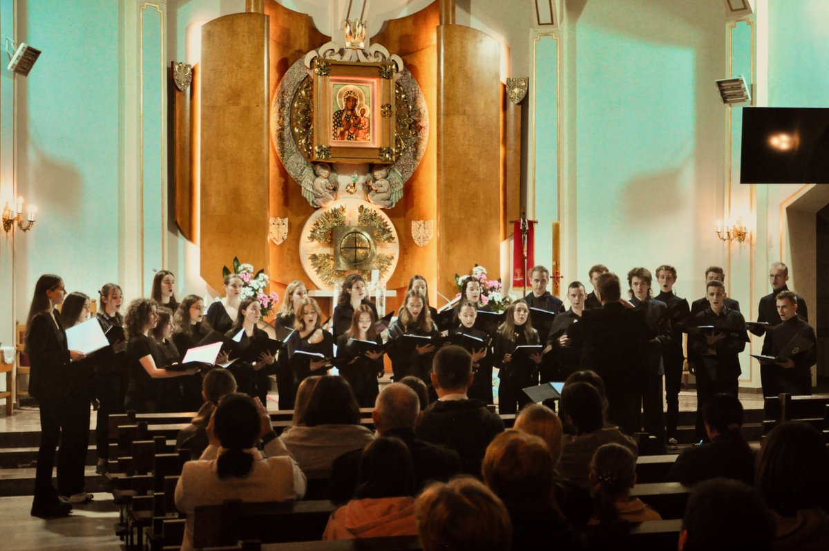 🎨 IOM MHPSS hosted a Vytynanka masterclass led by the talented artist Daria Alyoshkina at Dom Wczasowy Marzena shelter in Ponice, near Kraków. The cultural activities culminated in a beautiful integration concert with Dominanta Choir from @UEK_Krakow 🙏@StatePRM