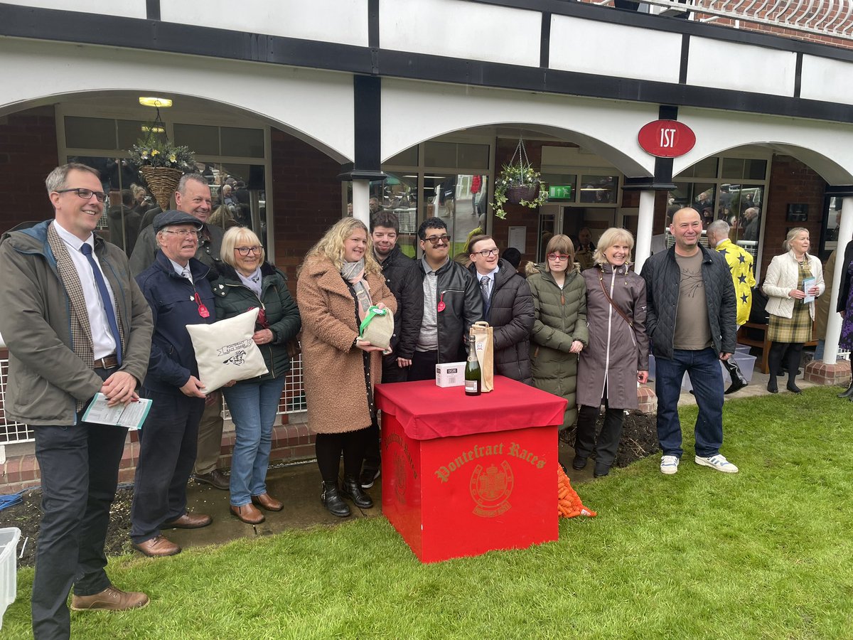 The winning connections of Blufferonthebus who took the 2nd race today under Sam James for @C_LidsterRacing The winning memento presented by Into The Sky Theatre Group 🏆 Well done all!