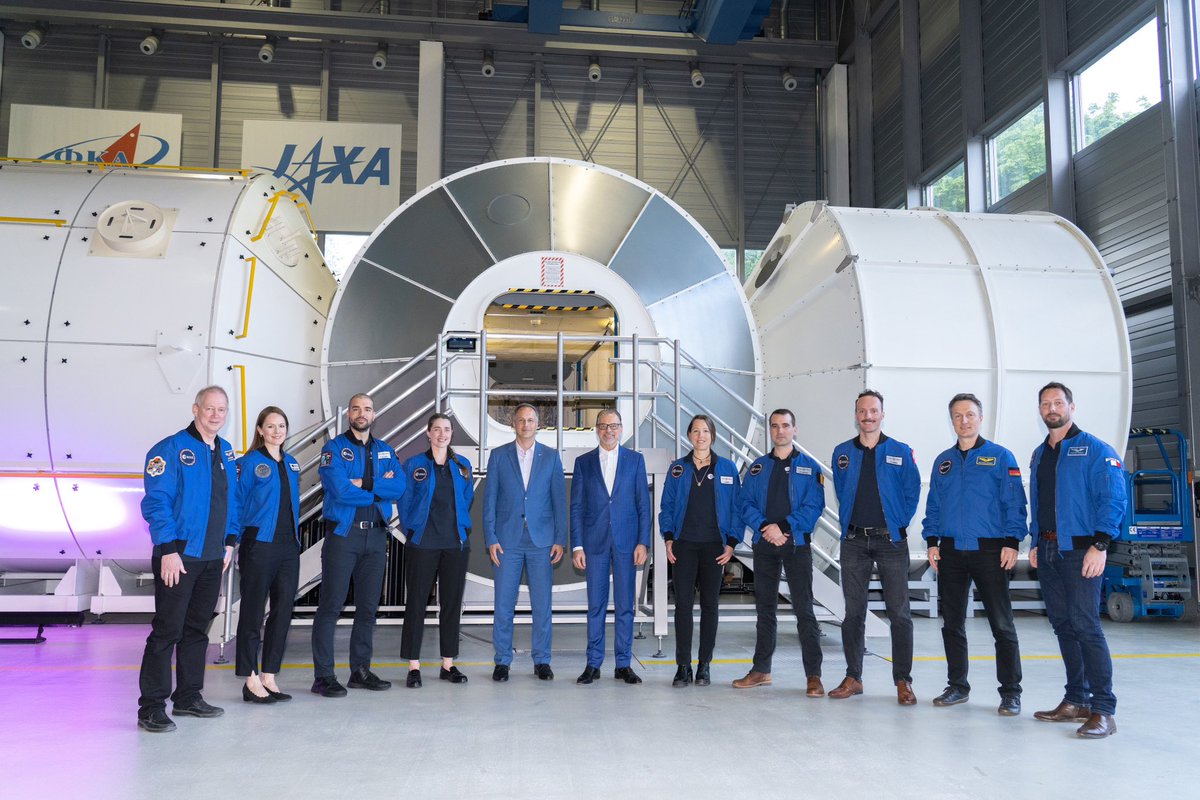 Thom_astro's tweet photo. 🎊 My warmest congratulations to the newest class of European astronauts 🧑🏻‍🚀🇪🇺, graduating today from their initial training at the European Astronaut Center Cologne! Proud to see these shiny new astronauts wings on your nametags🕊, as a symbol of what you've accomplished so far and what awaits you in the future. Welcome to the team @Soph_astro @Astro_Pablo_A, @Raph_Astro, @Astro_Rosemary, @ESAastro_Marco, and I think I speak for the entire 2009 class when I say we're happy to now be the second youngest ESA astronaut group 🐣😁 This day brings back many memories , poke @Astro_Alex, @astro_luca, @AstroSamantha, @Astro_Andreas, @astro_matthias, @astro_timpeake?... but I'm not sure which class name is the best. 😏😉

@esaspaceflight @esa  
#hoppers22 #shenanigans09 #astronauts #esa #EuropeanSpaceAgency

©️1-2 Philippe Sebirot 
3 ©️ESA