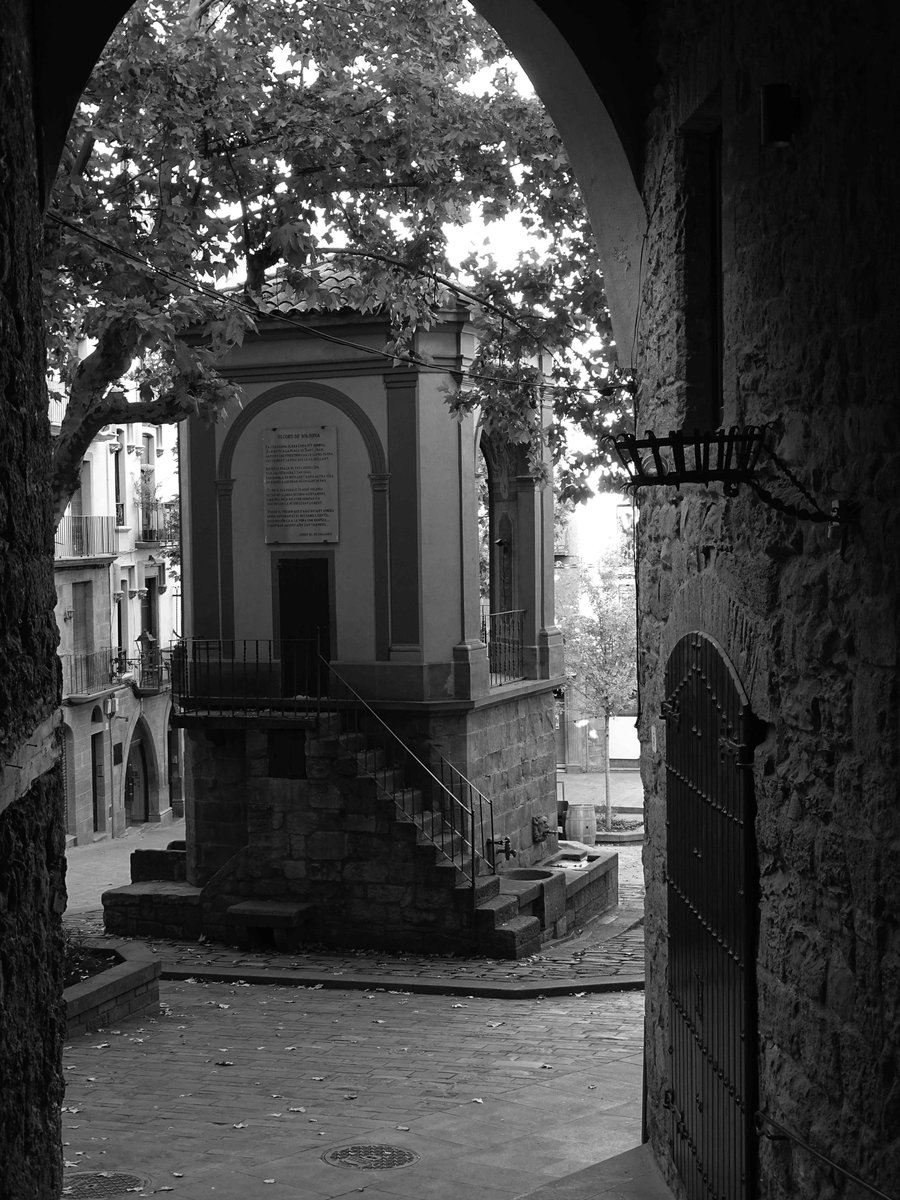 Carrers medievals...Solsona #solsona #solsonès #païsoscatalans #catalunya #landscapephotography #landscape #landscapes #landscape_captures #landscape_lovers #streetstyle #streetsphotography #street #bnw #bnwphotography #bnwmood #bnw_greatshots #bnw_captures #bnw_rose