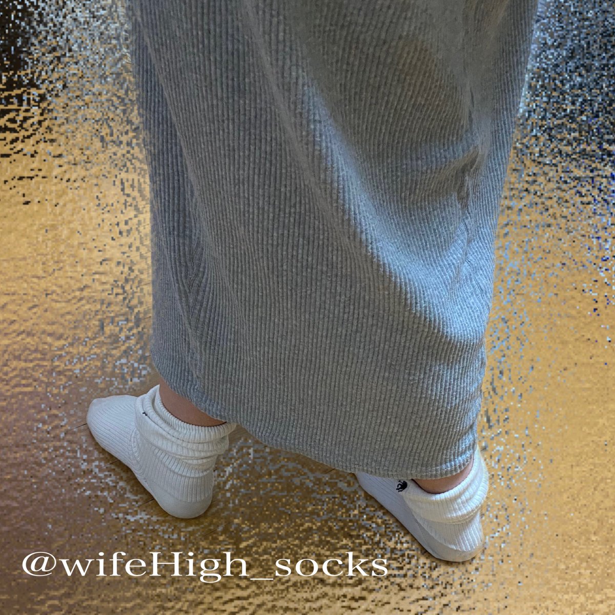 たまに白ハイソックスを下げてる嫁ちゃん😮‍💨

僕　『ちゃんと伸ばして履いてよ😮‍💨』

嫁　『ちょっと脚が疲れたから😮‍💨』

僕　『まださっき履いたところじゃん🤣』

嫁『ルーズみたいでいいでしょ😏』

僕『全然違うわ🤣』

それでも履いてくれる嫁ちゃんに感謝です😍