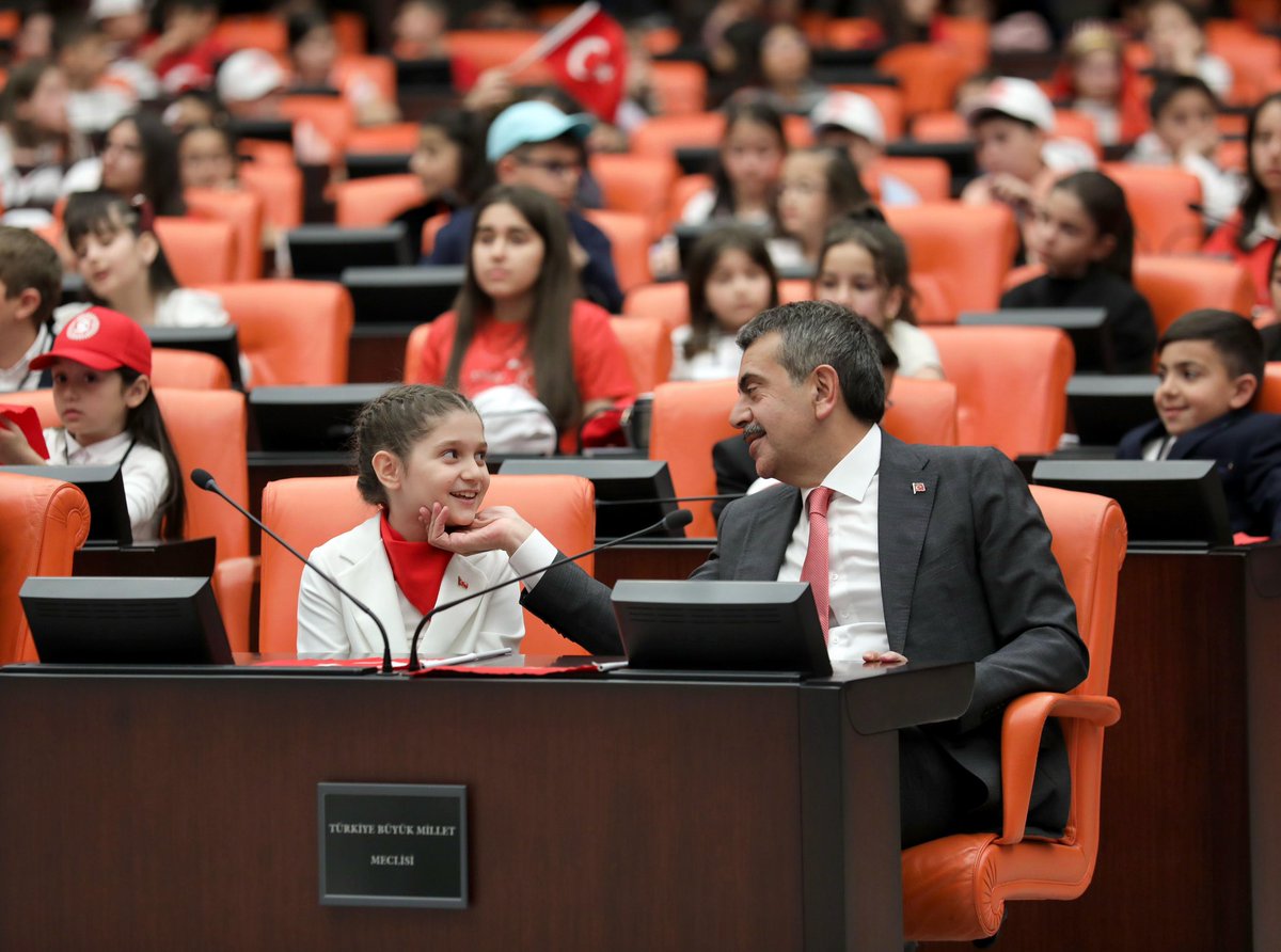 Türkiye Büyük Millet Meclisi çocuklarımızın özel oturumuyla toplandı! Çocuklarımızın coşkusu, heyecanı, bayram mutluluğu ve sesi en zor şartlar altında dahi milletimizin iradesini yansıtan, istiklal ve istikbalimizin teminatı Gazi Meclisimizde yankılandı. Yüce Meclisimizin