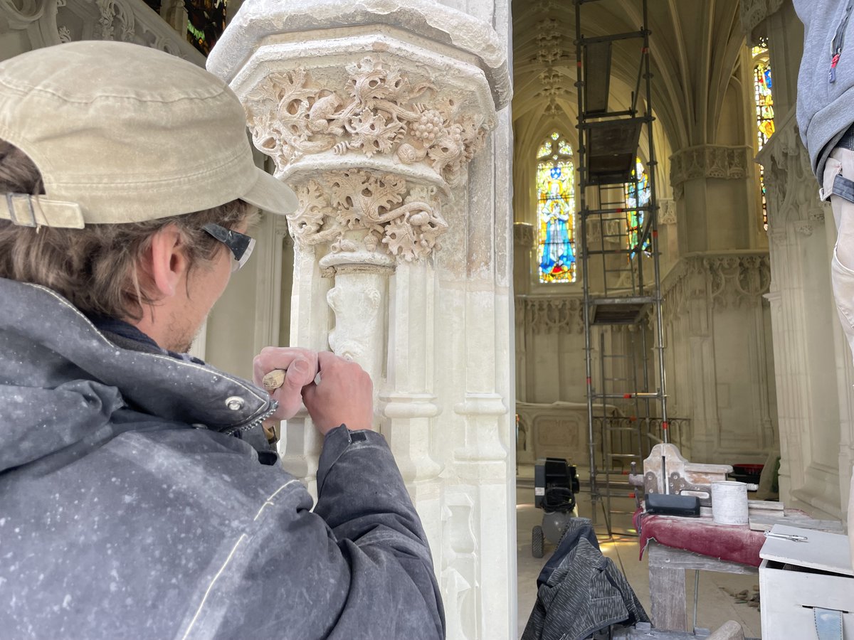 Travaux de dentelle en cours... Ianek et l'équipe des sculpteurs de pierre finalisent cette semaine les décors des piliers centraux de la porte de la chapelle #Amboise #Touraine #ValdeLoire #patrimoine