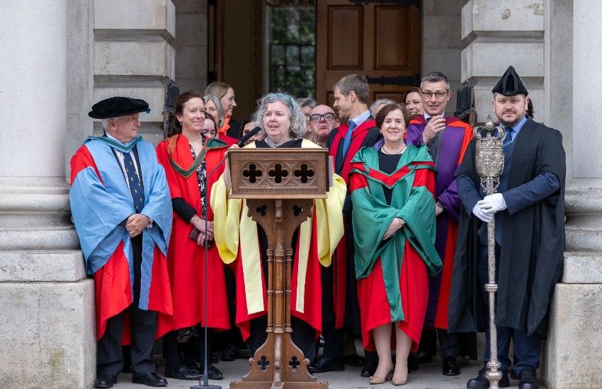 Congratulations to Professor Kat Chzhen of the Department of Sociology and Professor Jesse Dillon Savage of the Department of Political Science! They were named as Fellows this morning by Provost Linda Doyle at the annual Trinity Monday celebration. tcd.ie/news_events/to…