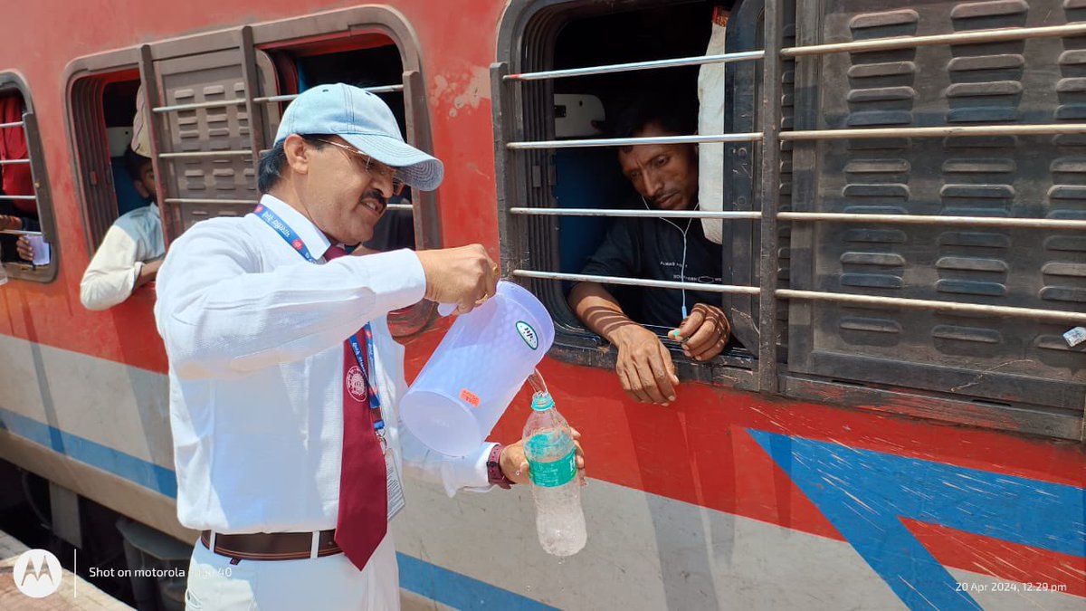 During the hot weather, the Railway staff at Sevagram Railway station distributed water to passengers, offering relief from the scorching sun. #CentralRailway #SummerSpecialTrains
