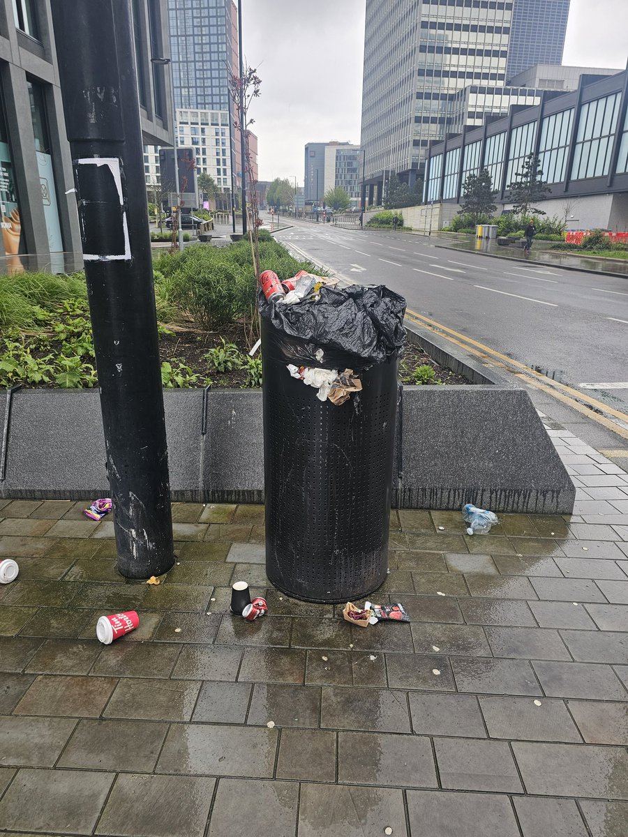 I love bins, and I like it when businesses step up and provide them outside their premises, but they have to be emptied and kept to a proper standard. This has been reported - thank you to the resident for flagging! 
#AngelMeadow #PiccadillyWard