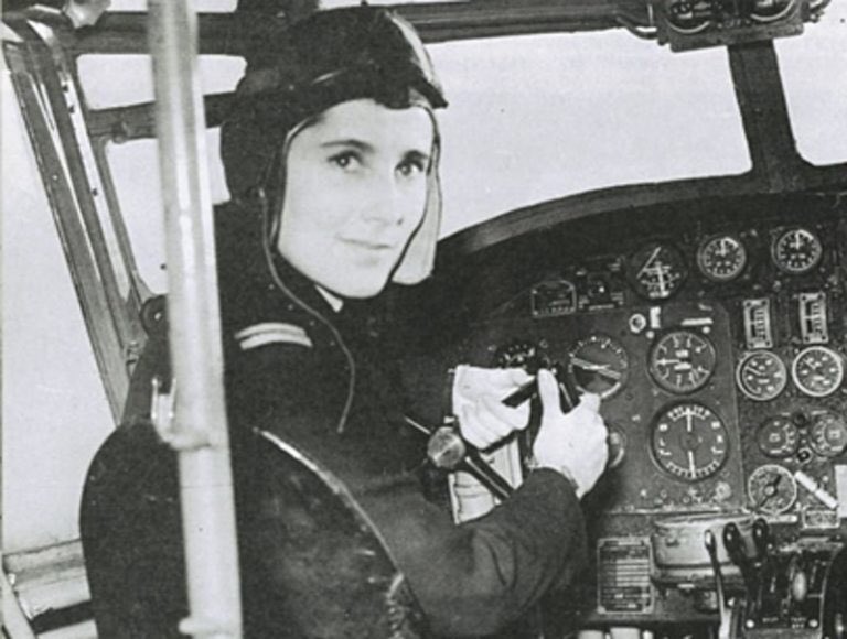🧵1/ Diana Barnato Walker (1918-2008) Was the first British Woman to Break the Sound Barrier. Her family lived in Egham, Surrey and her father was Woolf Barnato, racing driver and one of the original ‘Bentley Boys’. #GreatSurreyWomen