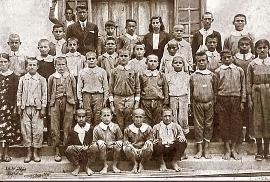 1930 Anadolu'da bir ilkokulda ayaklara dikkatli bakar mısınız. Bu vatan işte böyle kuruldu... Yarın 23 Nisan bunu paylaşmasam olmazdı 🇹🇷