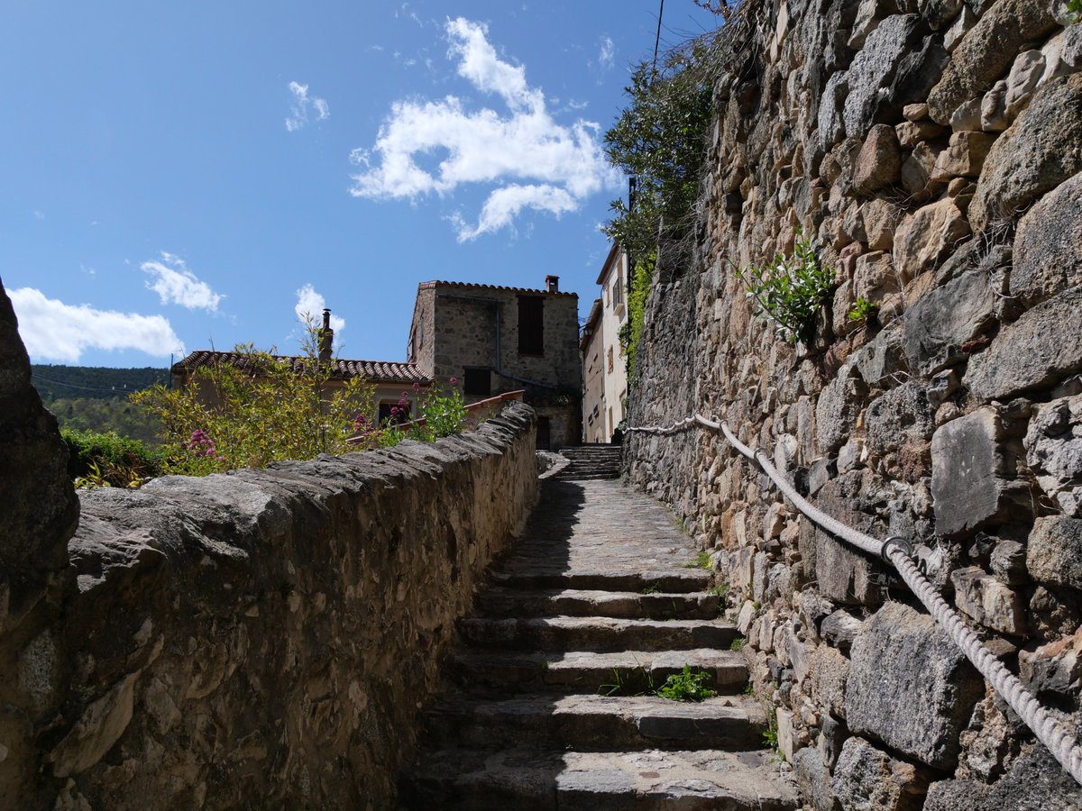 Corsavy, en pays catalan, un village médiéval tout en pente. 
#corsavy #MagnifiqueFrance #BaladeSympa #plusbeauxvillagesdeFrance