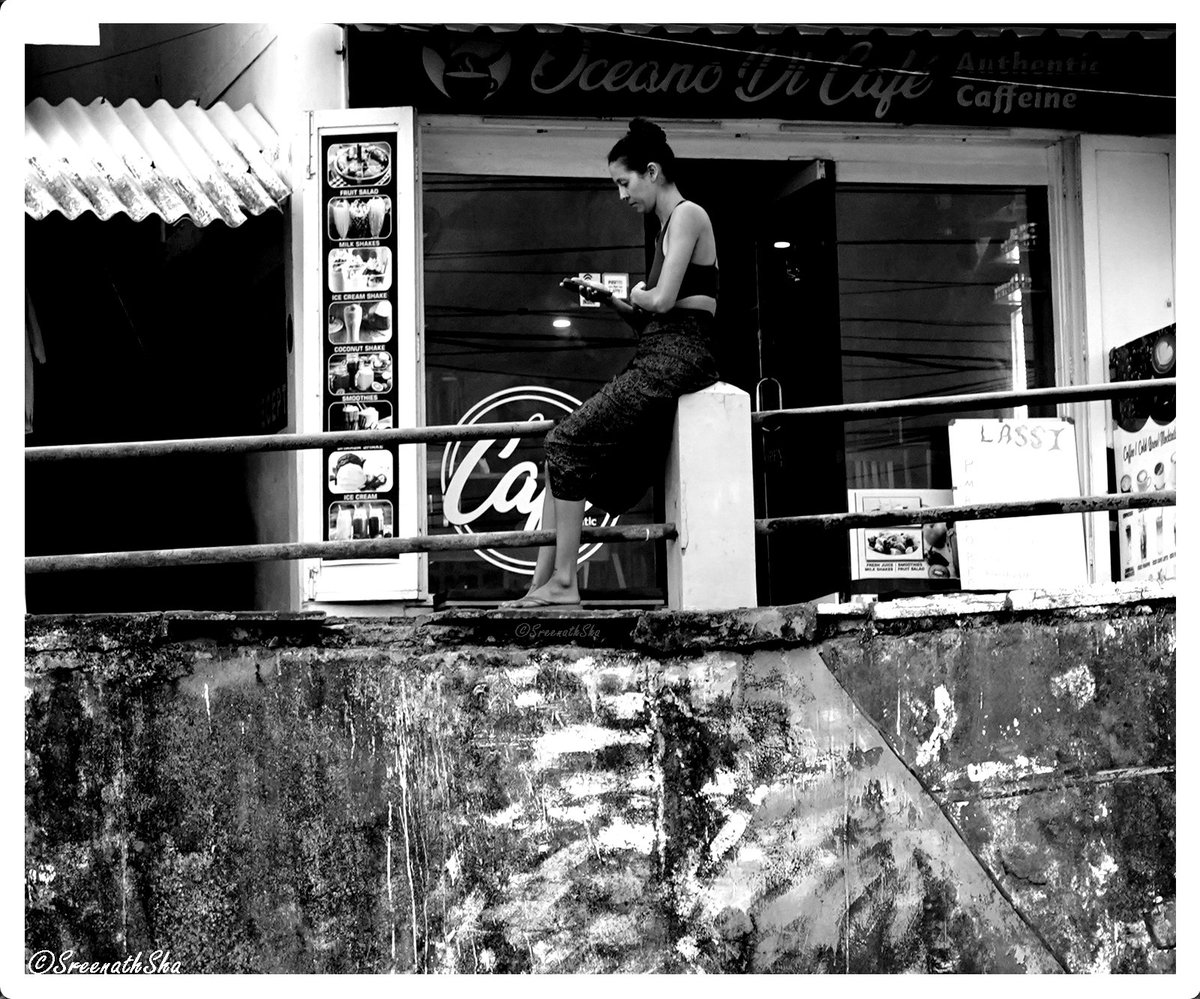 SreenathSha's tweet photo. Her Balancing Act: The most commonly spotted pose of the human body in the 21st century.
#textneck #phoneposture #Photo
#photography #blackandwhite #blackandwhitephotography #Art #streetphotography #humanbody
#technology https://t.co/GaACTrpVhF
