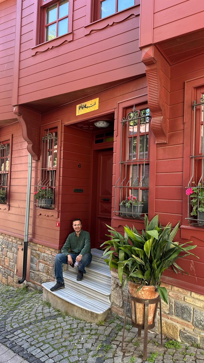 İstanbul'da şahsiyetli evlerden müteşekkil bir semtte oturmak baht olsun. Bahtı güzel olan mor salkımlı evde otursun.