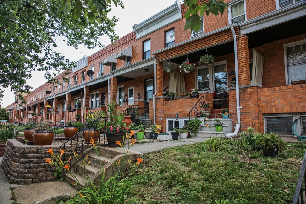 LiveBaltimore's tweet photo. #Bayview in #Southeast #Baltimore is a quiet, kid and pet-friendly neighborhood minutes away from the conveniences of city life. Homes are mostly wide #rowhomes with small front porches.
โ
Visit https://t.co/7IlOXVV0gD to learn more!โ
โ
๐ธ: @phyliciagheeโ https://t.co/6U2dcUJOJ1
