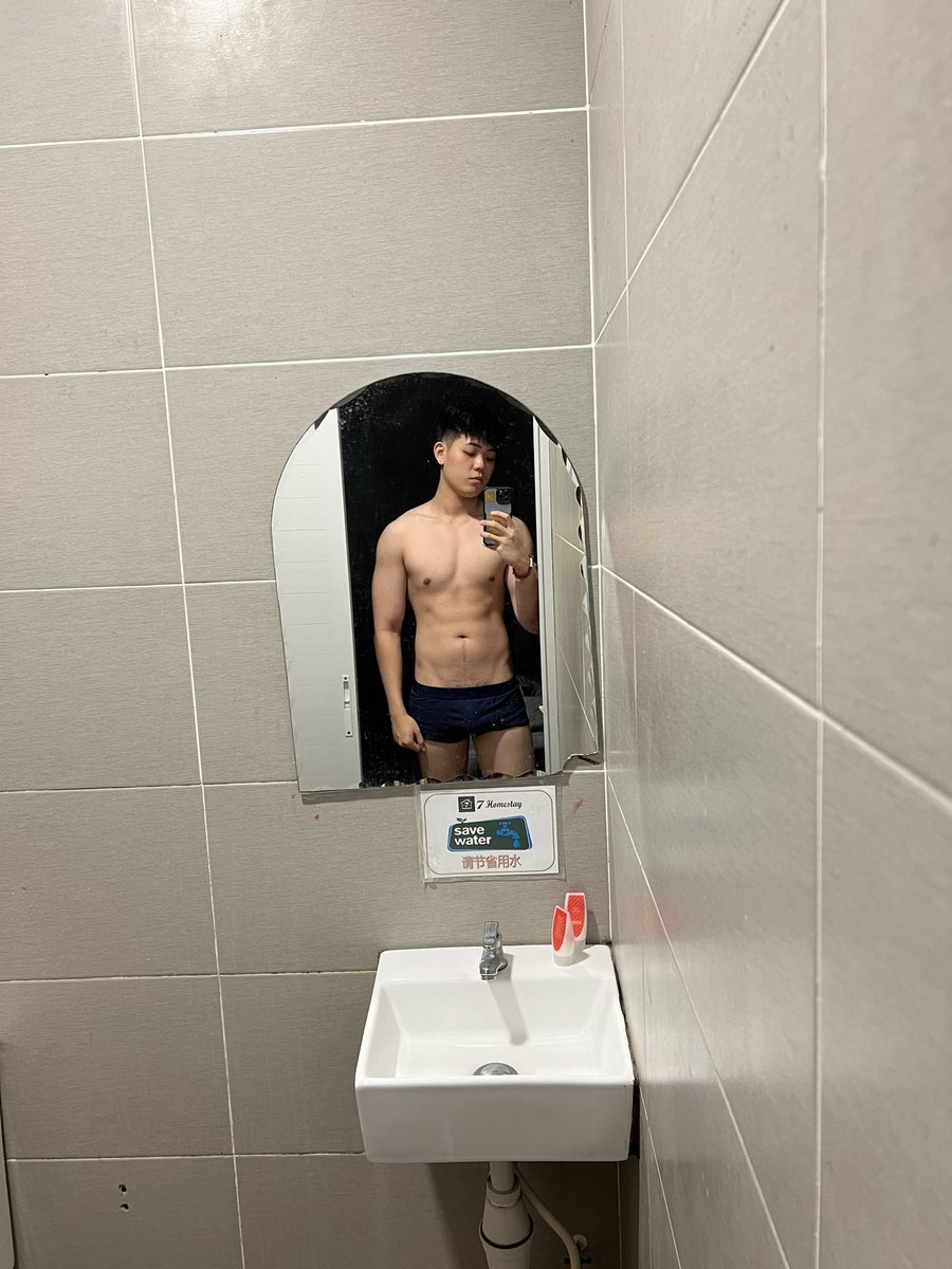 这镜子有点小🙌🏻

Link：onlyfans.com/aluk77/c6