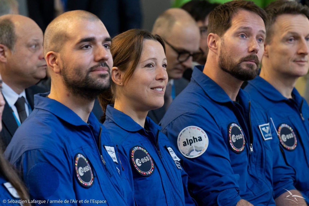 CEM_AAE's tweet photo. Toutes mes félicitations au colonel @Soph_astro, diplômée aujourd'hui à Cologne 🇩🇪 par le Centre européen des astronautes de l'@esa. Cette étape historique marque officiellement son accession au statut d'astronaute, une fierté immense pour l’@Armee_de_lair et pour la France ! 🇫🇷 https://t.co/rUbx8IvARV