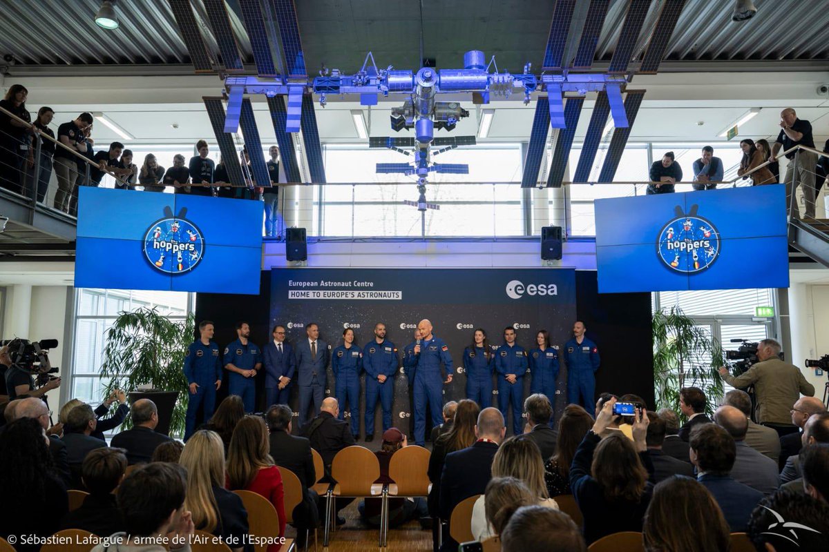 CEM_AAE's tweet photo. Toutes mes félicitations au colonel @Soph_astro, diplômée aujourd'hui à Cologne 🇩🇪 par le Centre européen des astronautes de l'@esa. Cette étape historique marque officiellement son accession au statut d'astronaute, une fierté immense pour l’@Armee_de_lair et pour la France ! 🇫🇷 https://t.co/rUbx8IvARV