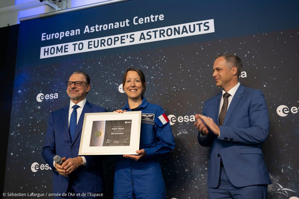 Toutes mes félicitations au colonel @Soph_astro, diplômée aujourd'hui à Cologne 🇩🇪 par le Centre européen des astronautes de l'@esa. Cette étape historique marque officiellement son accession au statut d'astronaute, une fierté immense pour l’@Armee_de_lair et pour la France ! 🇫🇷