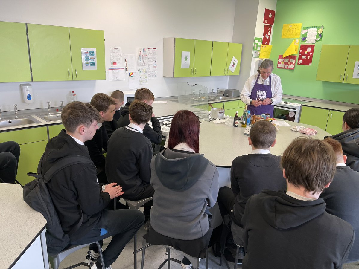 CalderheadHE's tweet photo. Thrilled to have @AnimalAid join us for a thought-provoking food talk and tasting session! 🌱🐄
Exploring sustainability &amp; animal welfare campaigns was eye-opening. The chilli non carne and vegan sausage rolls was a definite crowd pleaser amongst the S3 pupils 🙂 #FoodForThought https://t.co/LUosHUB4Zf