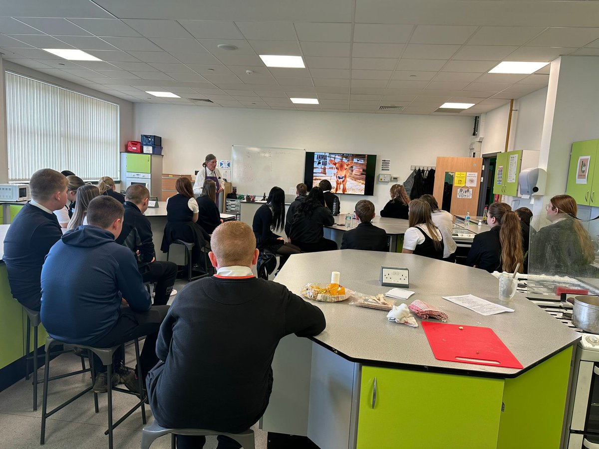 CalderheadHE's tweet photo. Thrilled to have @AnimalAid join us for a thought-provoking food talk and tasting session! 🌱🐄
Exploring sustainability &amp; animal welfare campaigns was eye-opening. The chilli non carne and vegan sausage rolls was a definite crowd pleaser amongst the S3 pupils 🙂 #FoodForThought https://t.co/LUosHUB4Zf