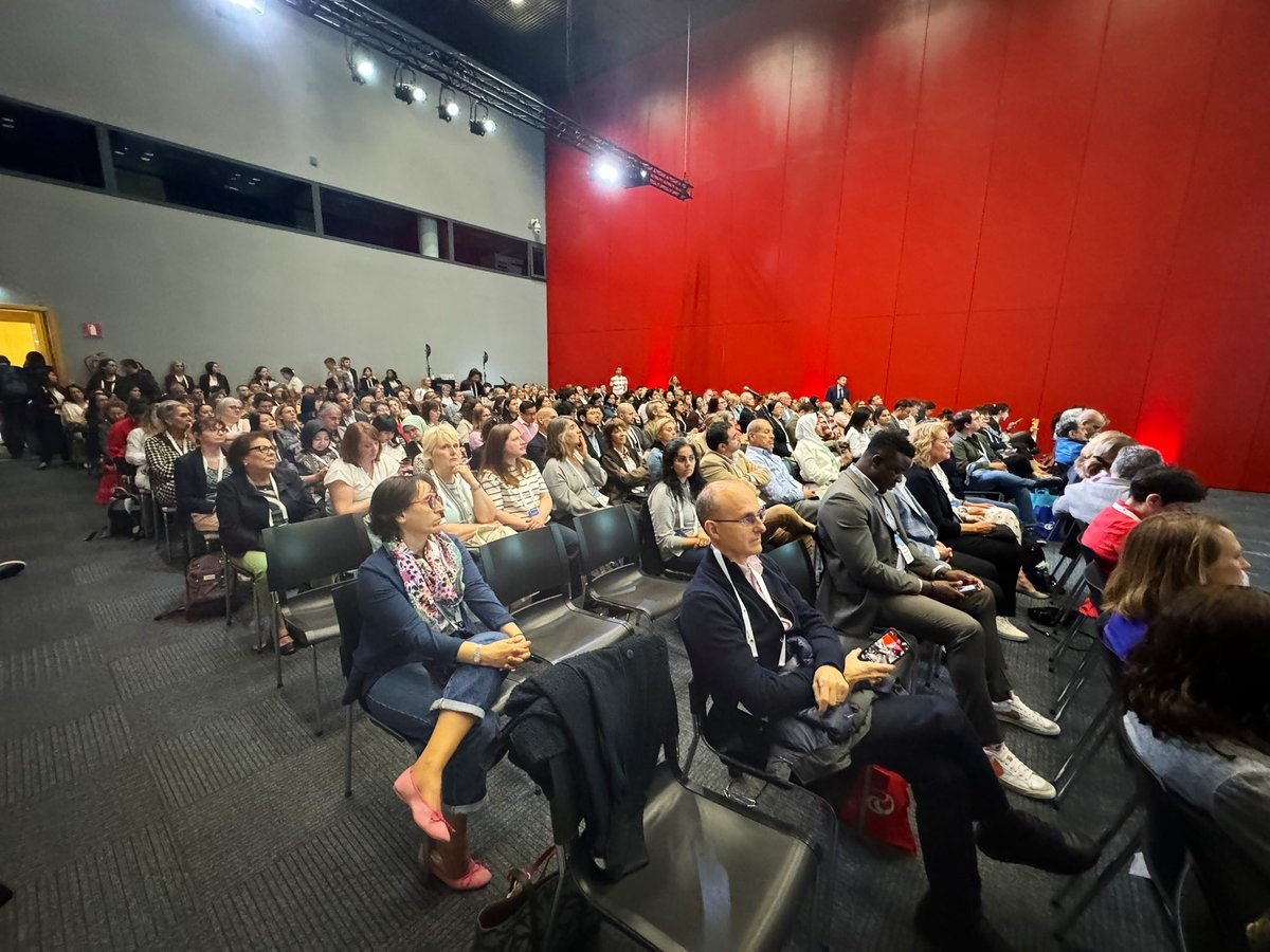 Un orgullo para la hemato española y catalana. Rubén Berrueco moderando la sesión de pediatría y <a href="/oBenitez6/">Olga Benítez</a> presentando el B-MORE. Y a sala llena! Éxito!